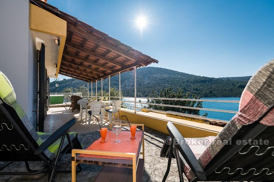 Trogir, půvabný dům první řadě k moři