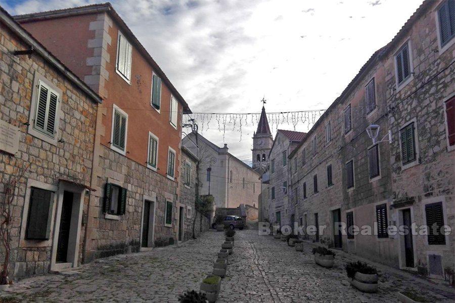 Wyspa Brac, autentyczny kamienny dom z rzędu