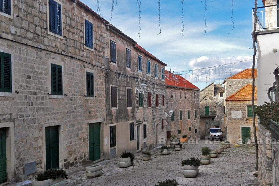 Wyspa Brac, autentyczny kamienny dom z rzędu