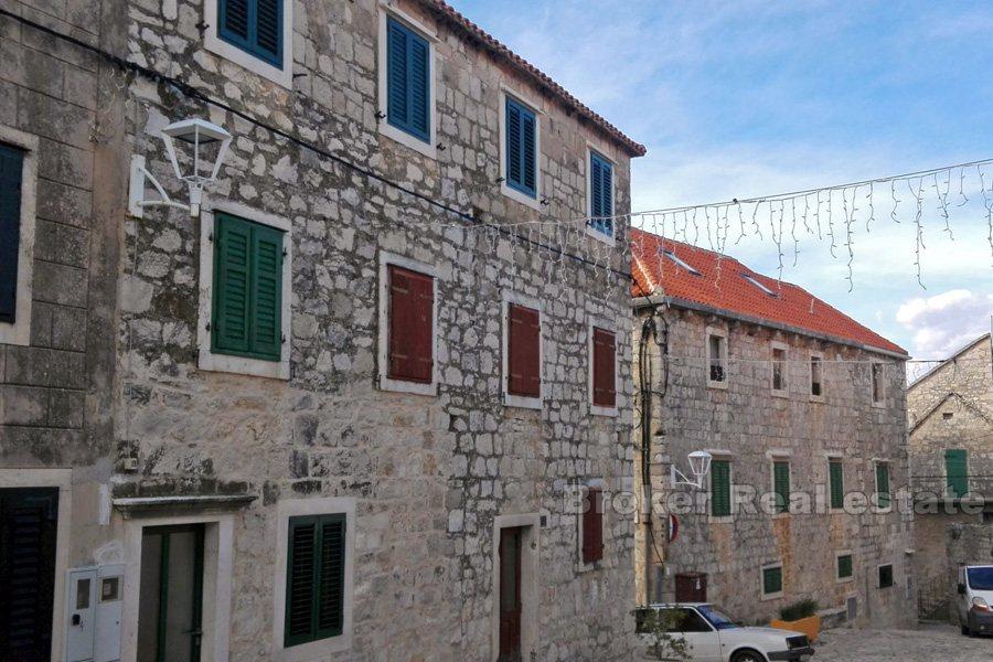 Wyspa Brac, autentyczny kamienny dom z rzędu
