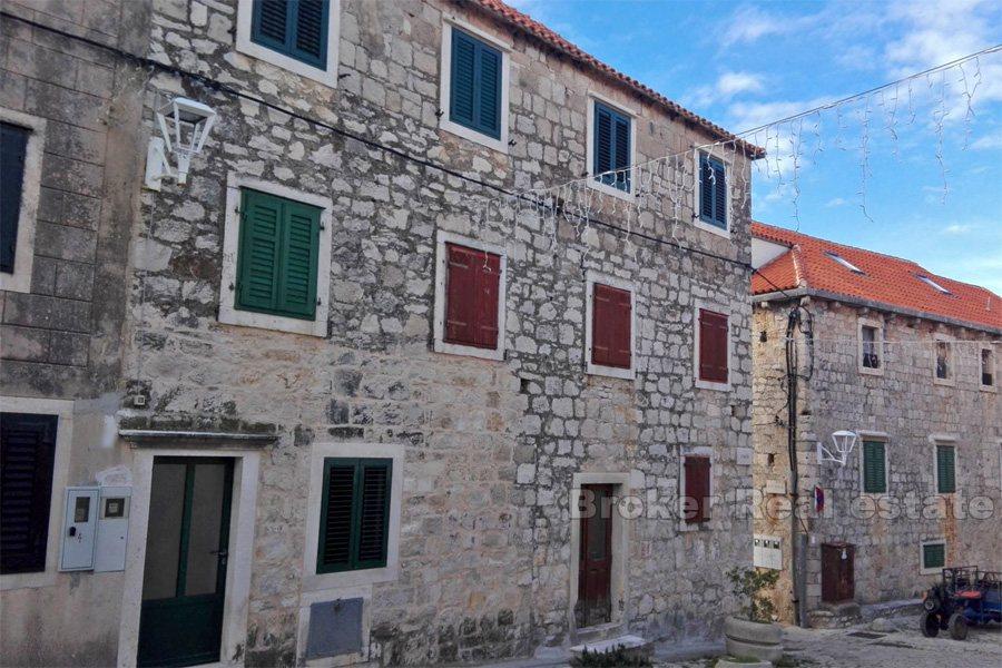 Wyspa Brac, autentyczny kamienny dom z rzędu