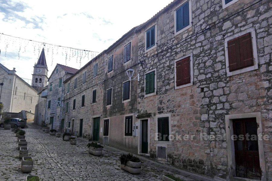 Wyspa Brac, autentyczny kamienny dom z rzędu
