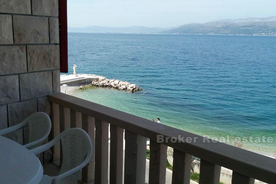 Остров Брач, трехкомнатная квартира, первый ряд от моря