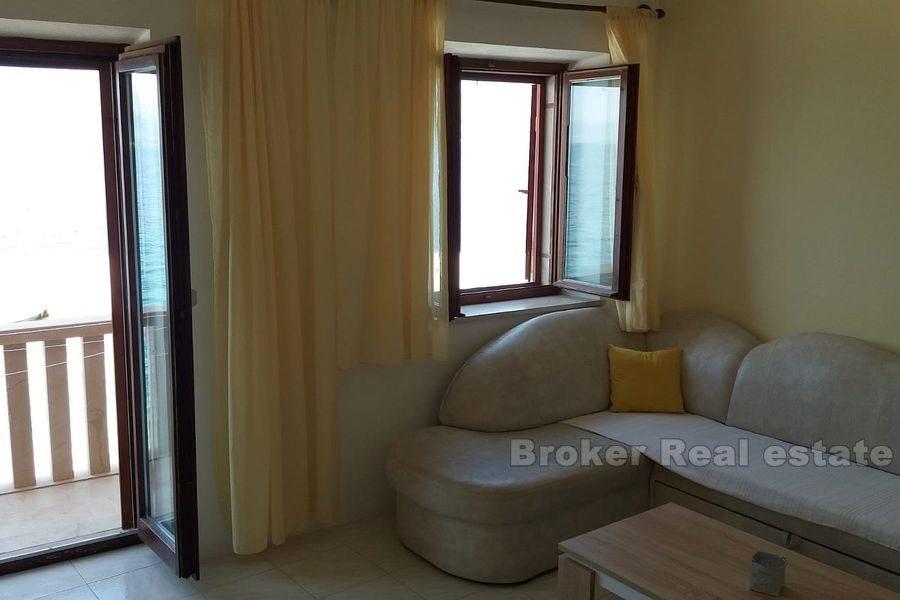 Остров Брач, трехкомнатная квартира, первый ряд от моря