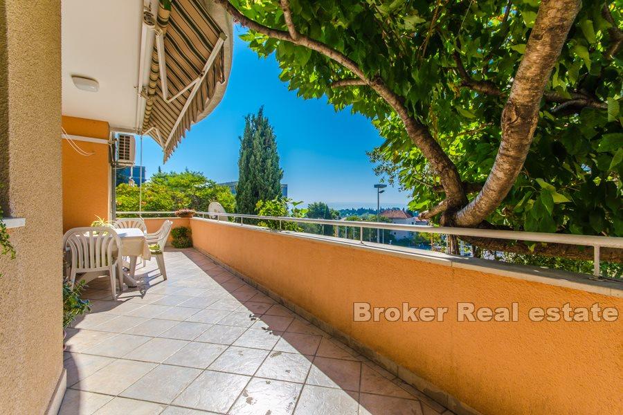 Split, Meje, komfortowy apartament z trzema sypialniami z widokiem na morze