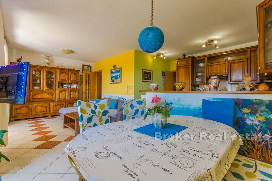 Split, Meje, komforan trosobni stan s pogledom na more