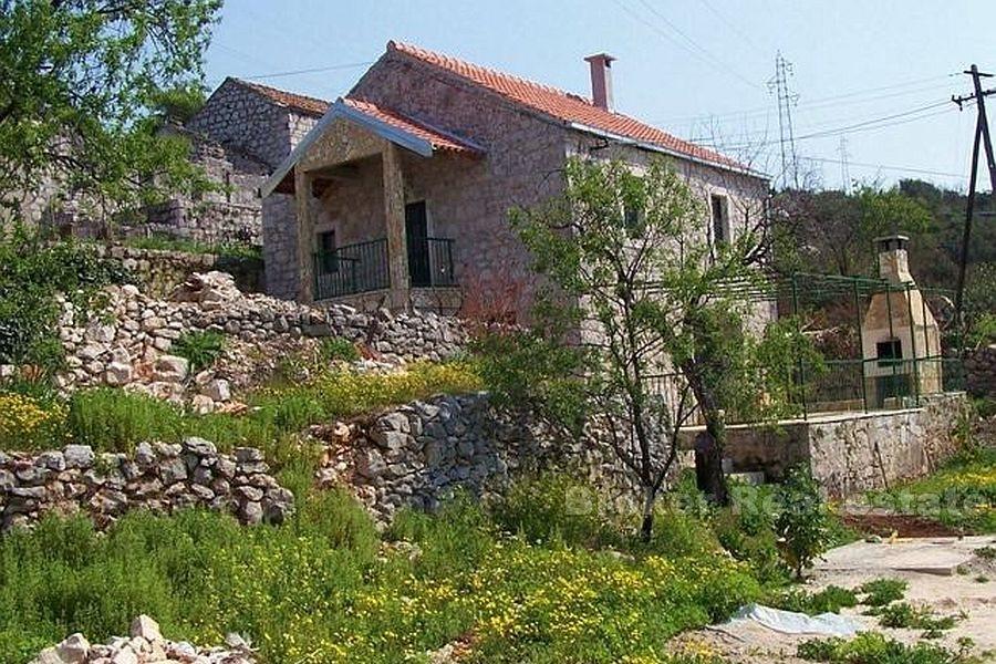 Péninsule de Peljesac, maison en pierre rénovée dans un petit village