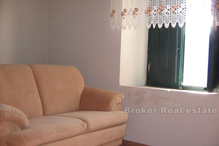 Półwysep Peljesac, odnowiony dom z kamienia w małej wiosce