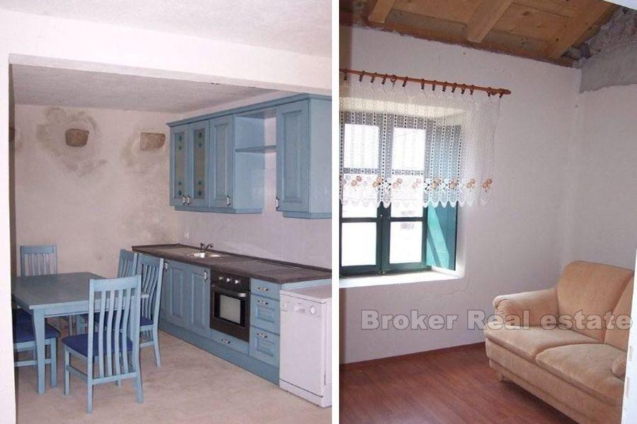 Półwysep Peljesac, odnowiony dom z kamienia w małej wiosce