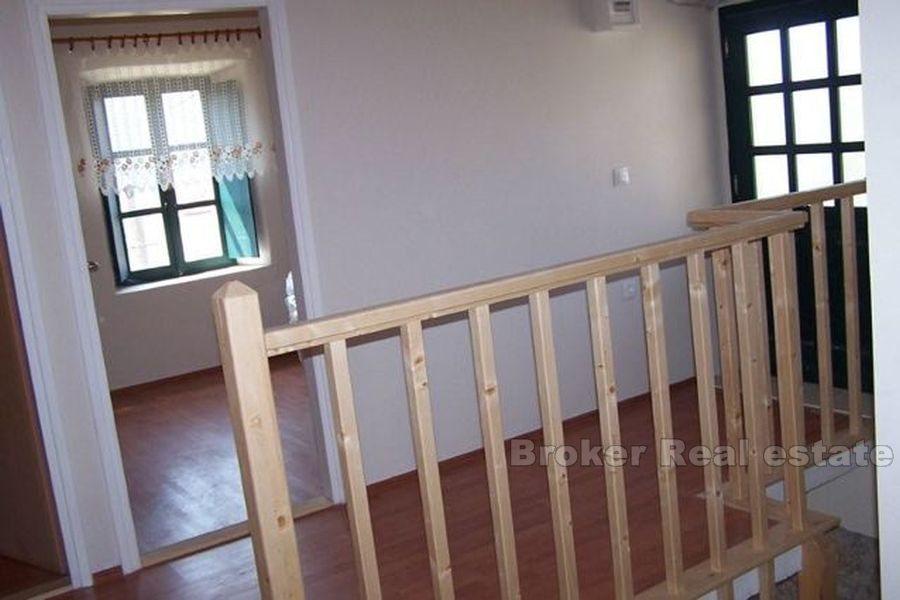 Półwysep Peljesac, odnowiony dom z kamienia w małej wiosce