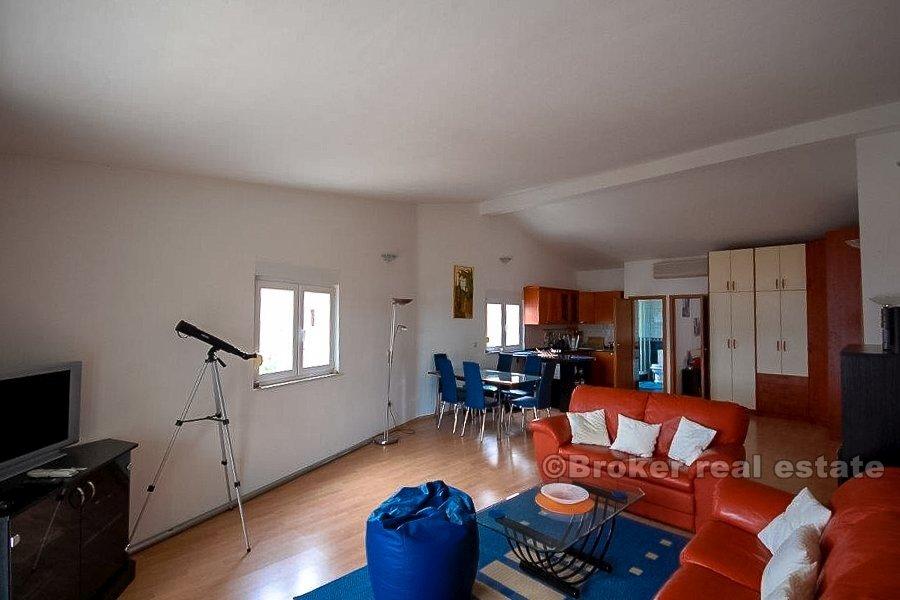 Остров Чиово, двухкомнатная квартира с видом на море