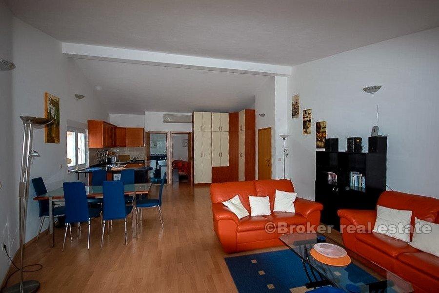 Остров Чиово, двухкомнатная квартира с видом на море