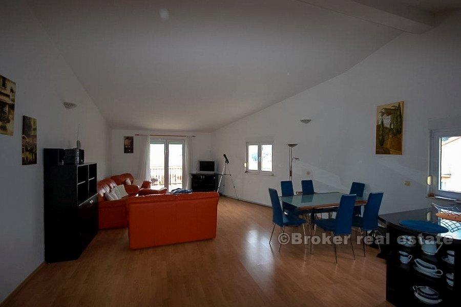 Остров Чиово, двухкомнатная квартира с видом на море