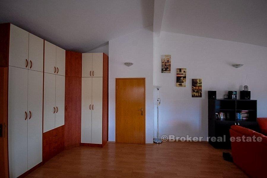 Остров Чиово, двухкомнатная квартира с видом на море