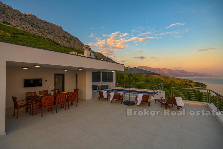 Niedaleko Omis, nowo wybudowana willa z widokiem na morze