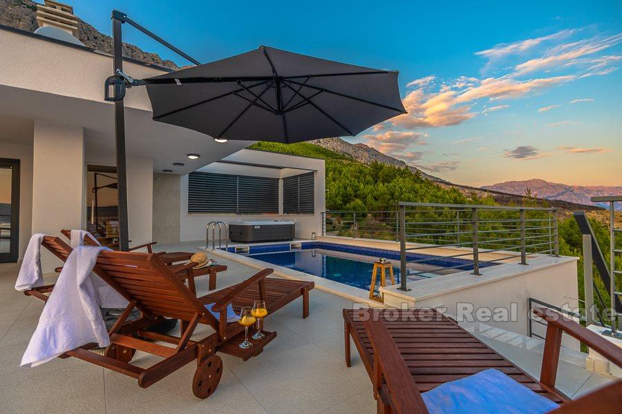 Niedaleko Omis, nowo wybudowana willa z widokiem na morze