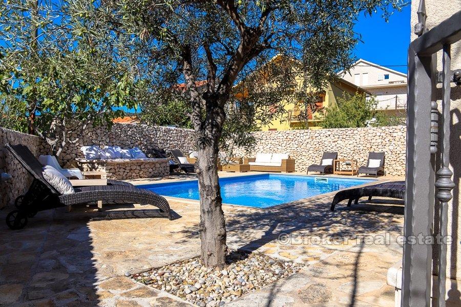 Trogir, apartmány s výhľadom na more