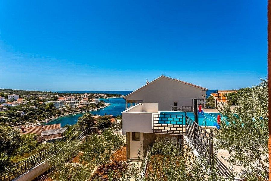 Rogoznica, due case con piscina