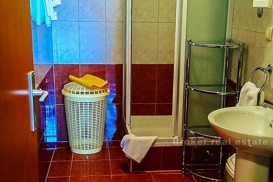 Øya Ciovo, med utsikt over en ettroms leilighet på sjøen