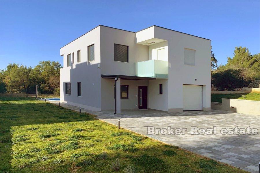 Sibenik, maison nouvellement construite avec piscine