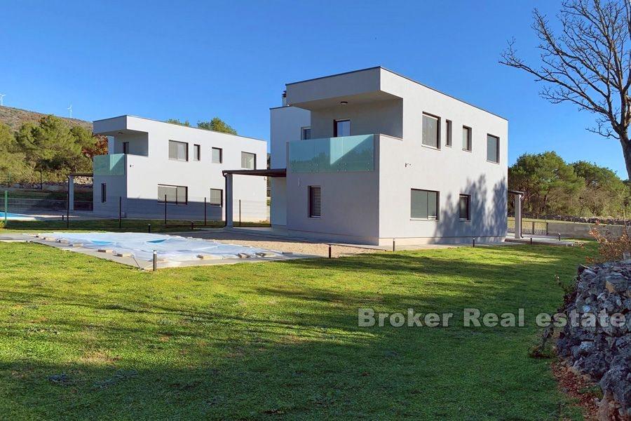 Sibenik, maison nouvellement construite avec piscine
