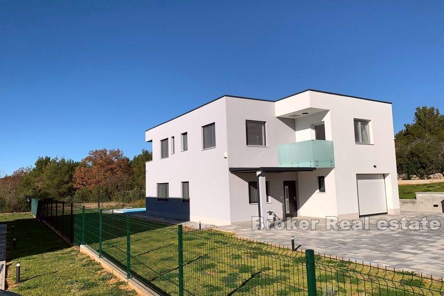 Sibenik, nybygd hus med basseng