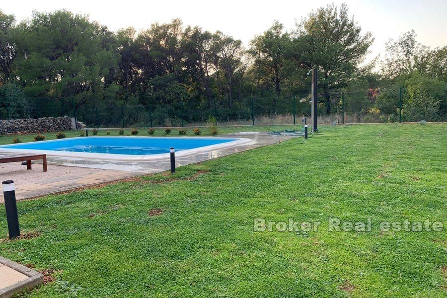 Sibenik, maison nouvellement construite avec piscine