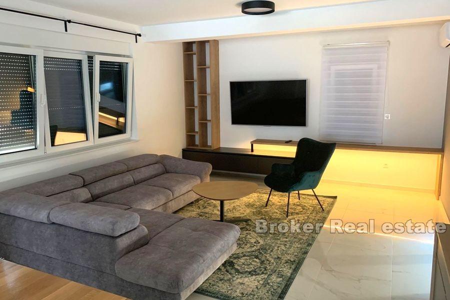 Sibenik, nybygd hus med basseng