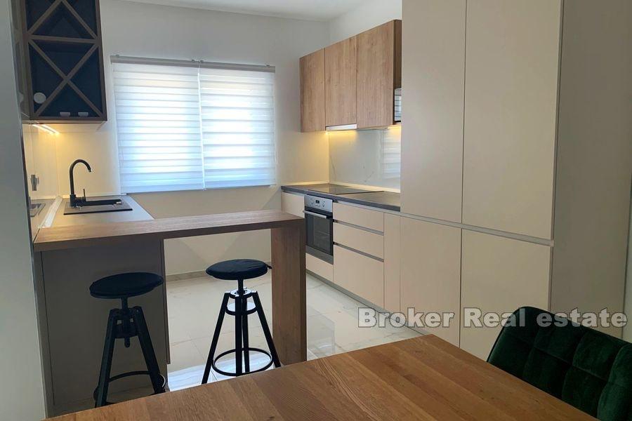 Sibenik, nybygd hus med basseng