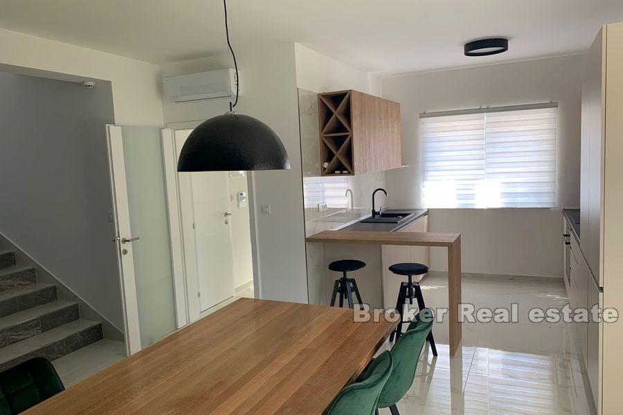 Sibenik, nybygd hus med basseng