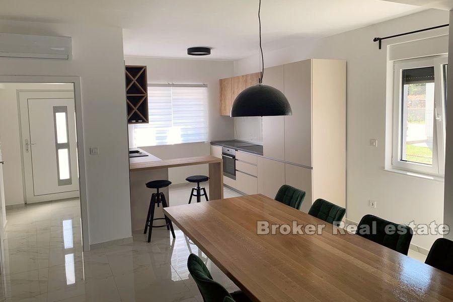 Sibenik, nybygd hus med basseng