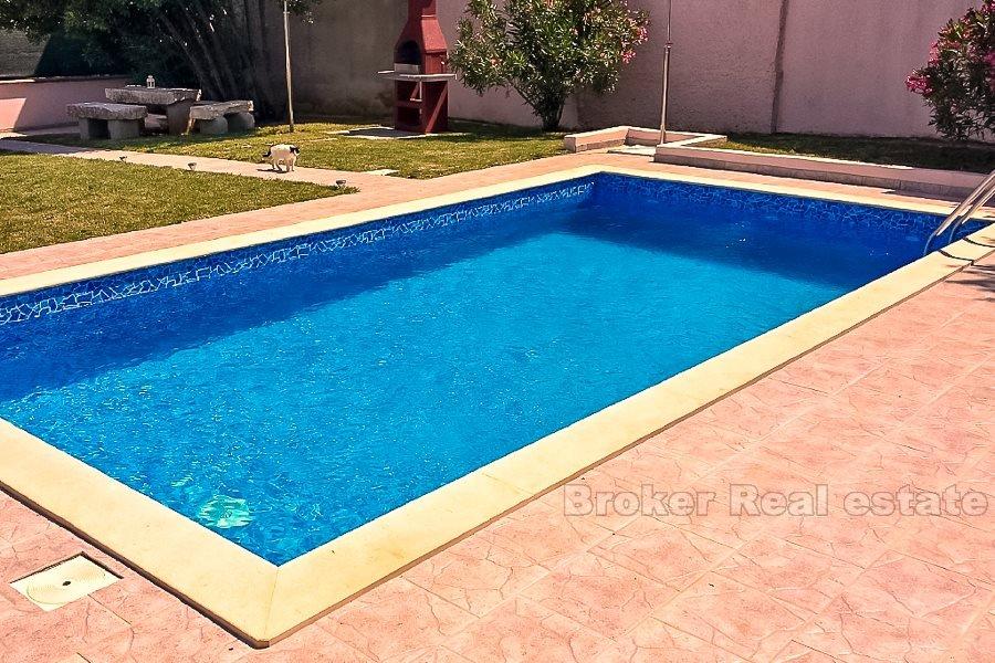 Pula, renovated house with swimming pool