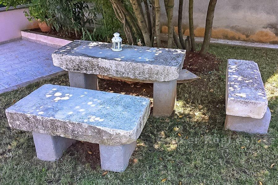 Pula, odnowiony dom z basenem