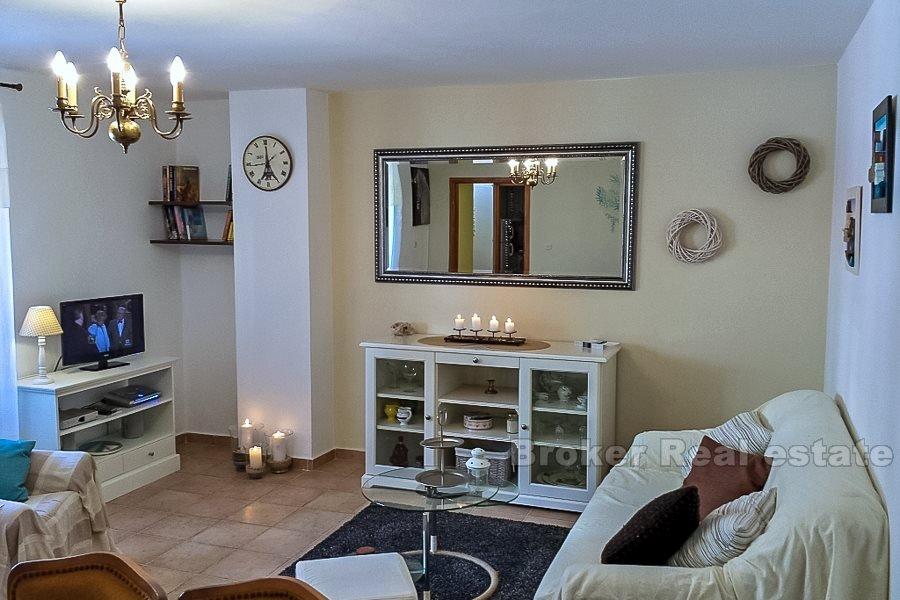 Pula, renovated house with swimming pool