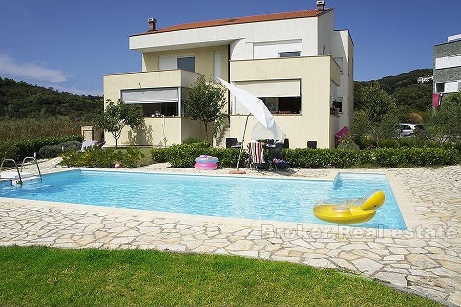 Isola di Rab, appartamento con due camere da letto in un edificio più piccolo con piscina