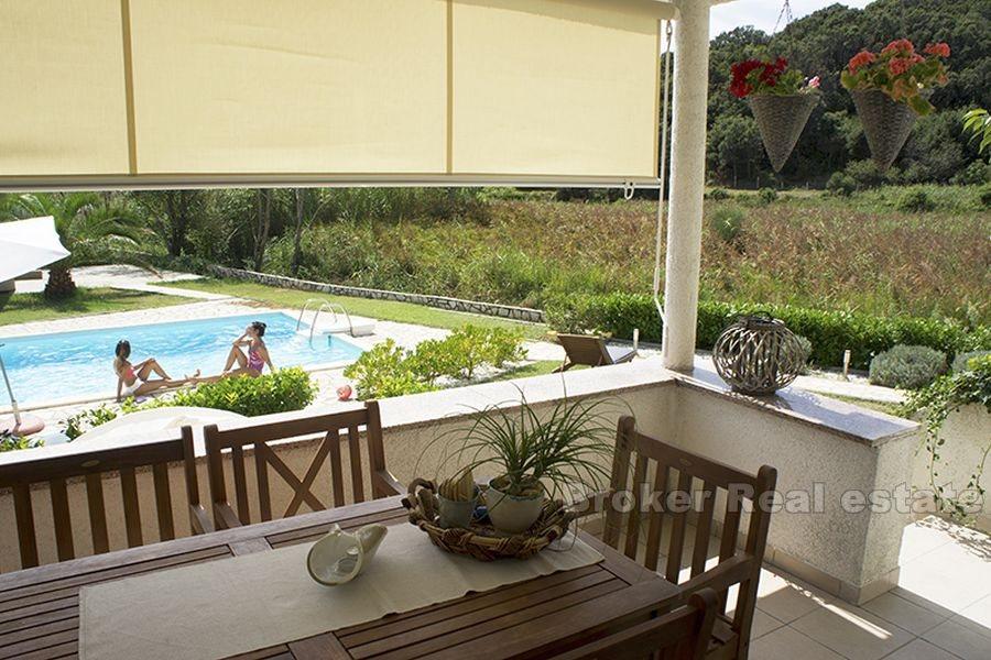 Wyspa Rab, dwupokojowe mieszkanie w mniejszym budynku z basenem