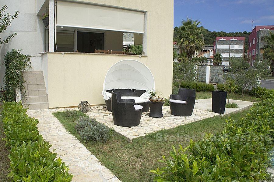 Wyspa Rab, dwupokojowe mieszkanie w mniejszym budynku z basenem