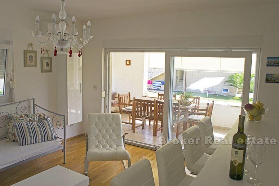 Wyspa Rab, dwupokojowe mieszkanie w mniejszym budynku z basenem