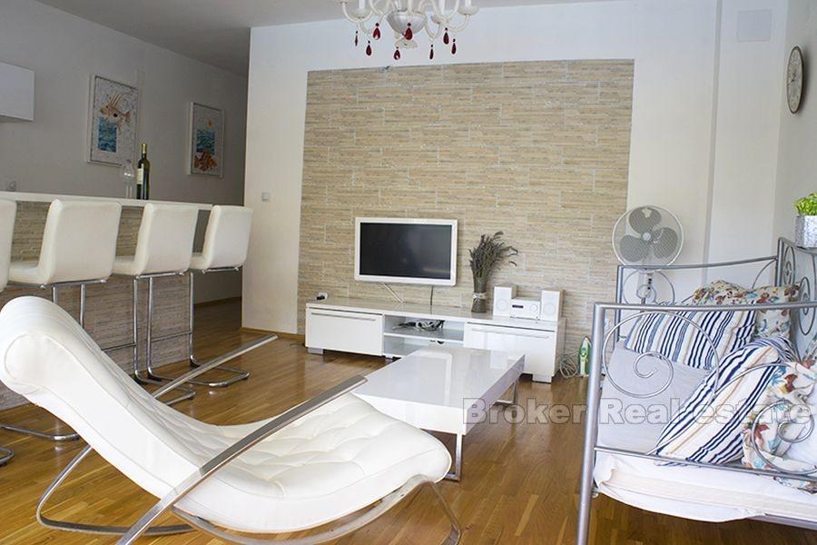 Wyspa Rab, dwupokojowe mieszkanie w mniejszym budynku z basenem