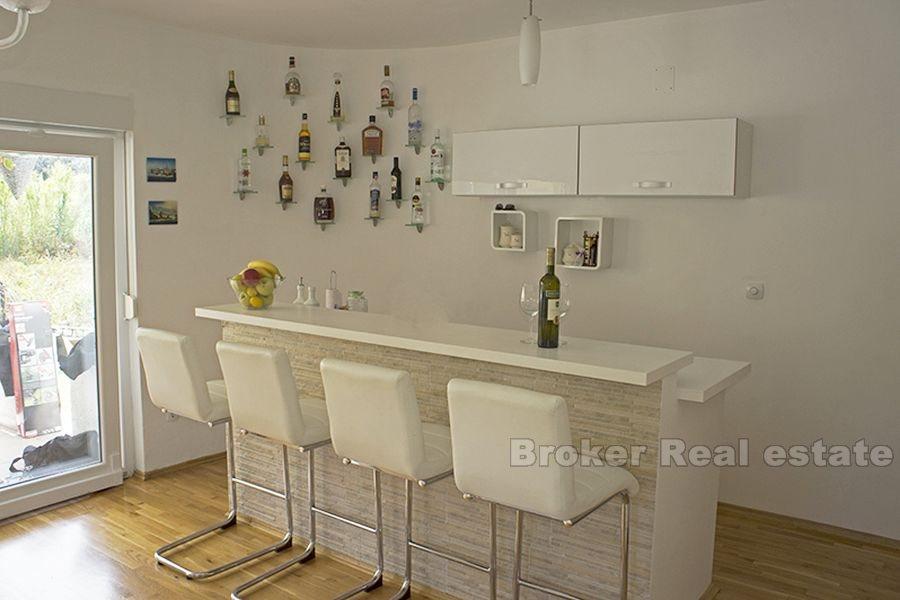 Wyspa Rab, dwupokojowe mieszkanie w mniejszym budynku z basenem