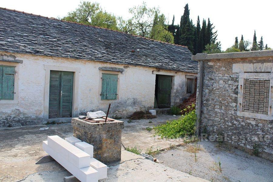 Ostrov Brač, starý kamenný dom