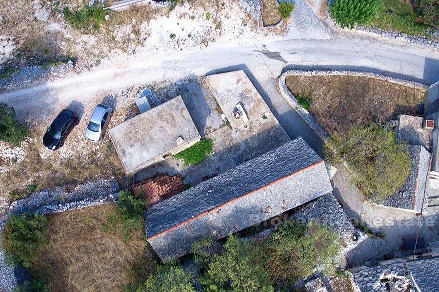 Ostrov Brač, starý kamenný dom