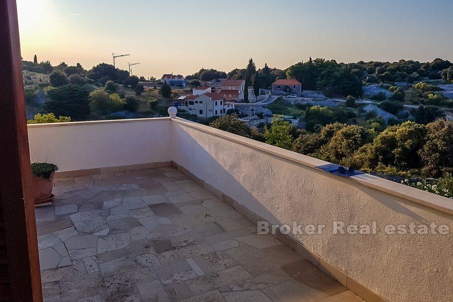 Ostrov Brač, půvabný dům s bazénem