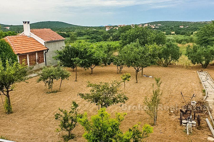 U blizini Biograda na Moru - Samostojeća kuća sa velikim vrtom