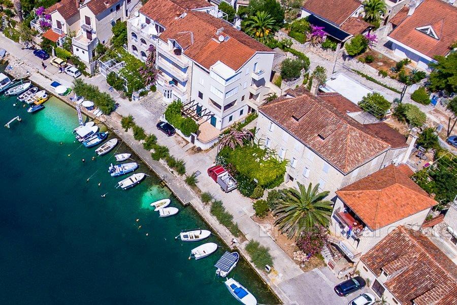 Ön Brac, två enheter i ett stenhus