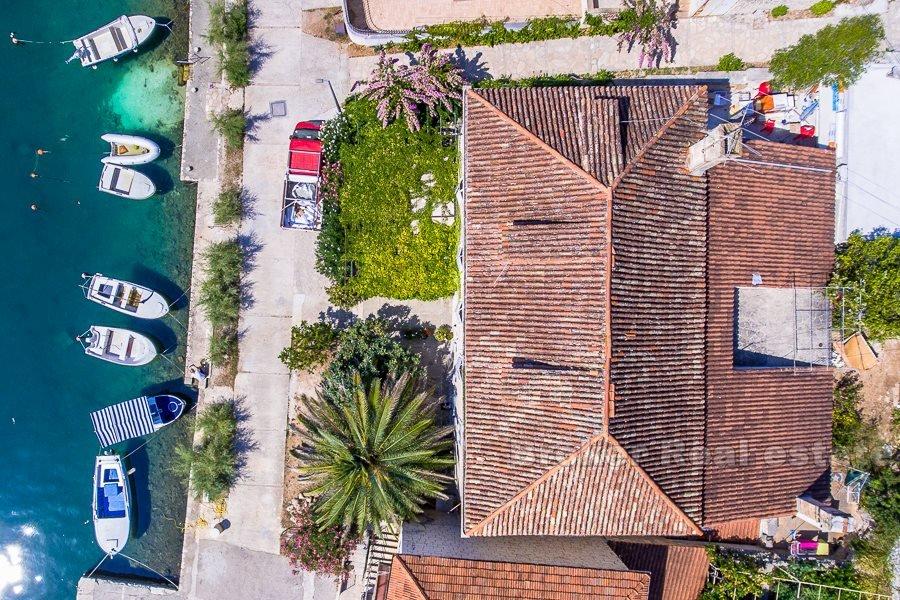 Ön Brac, två enheter i ett stenhus