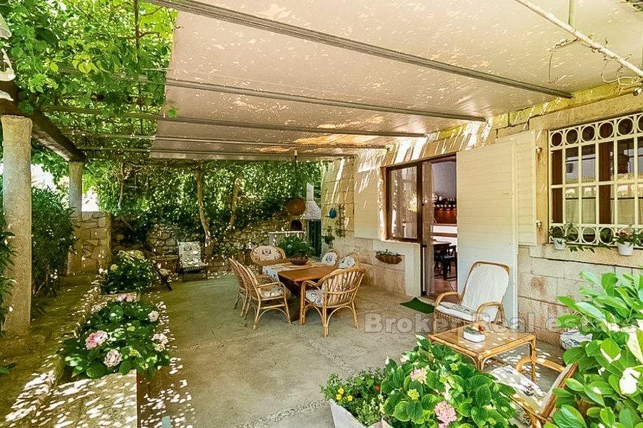 Ön Brac, två enheter i ett stenhus