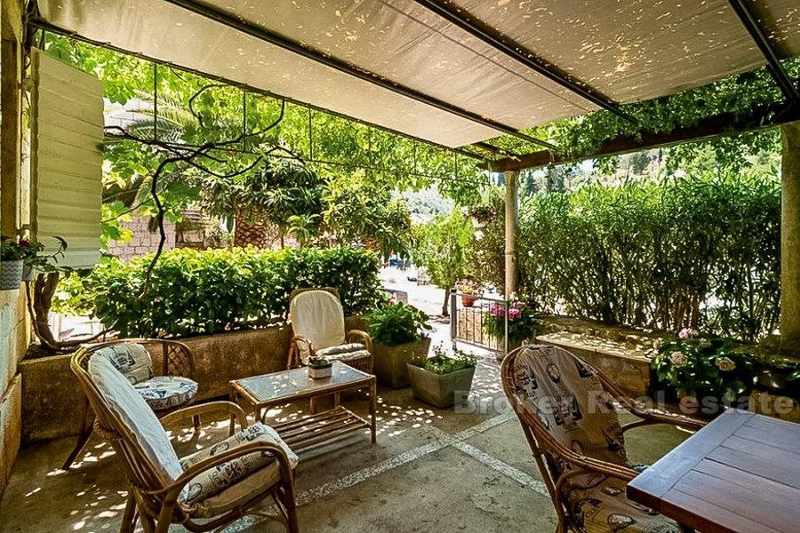 Ön Brac, två enheter i ett stenhus