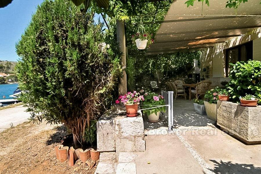 Ön Brac, två enheter i ett stenhus