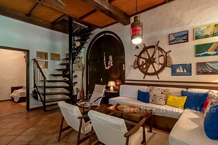 Ön Brac, två enheter i ett stenhus